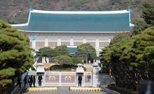청와대 정문      (서울=연합뉴스) 백승렬 기자 = 검찰이 제시한 박근혜 대통령에 대한 대면조사 마지노선을 하루 앞둔 17일 청와대 정문(일명 11문) 앞에서 경찰이 근무를 서고 있다. 2016.11.17      srbaek@yna.co.kr   (끝)